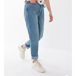 BDG High-Waisted Mom Jean – Light Wash Size 30